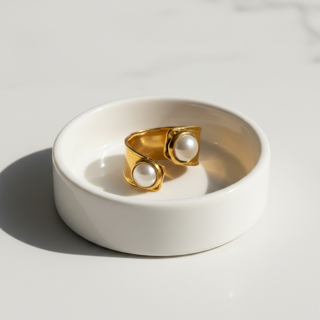 Luna Pearl Ring – Flat White Ceramic Plate